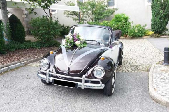 Louer une voiture ancienne et décorée pour un mariage - Vougy - ONE DAY DECO