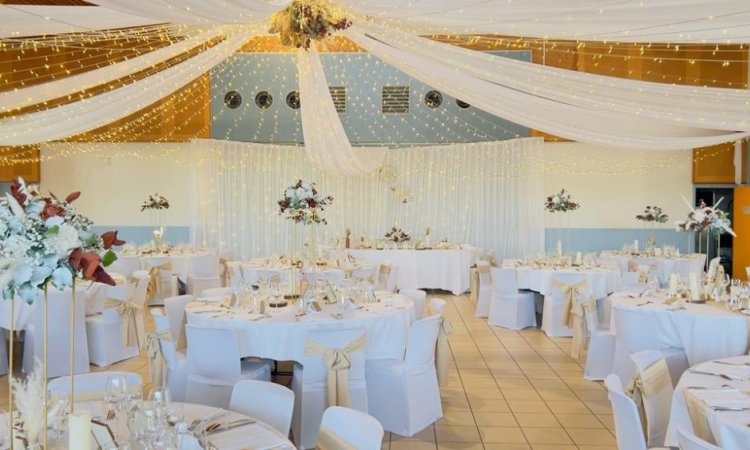 Décoration de salle du plafond au table 