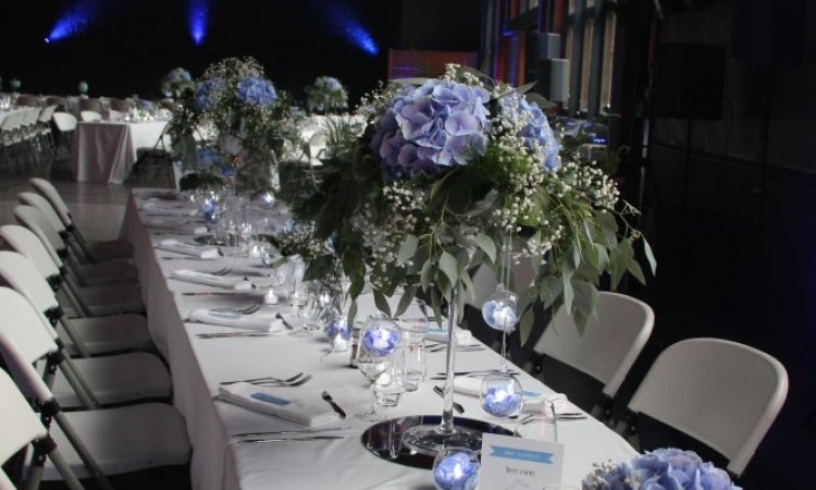 Centre de table avec vase martini et boule de verre suspendus. 